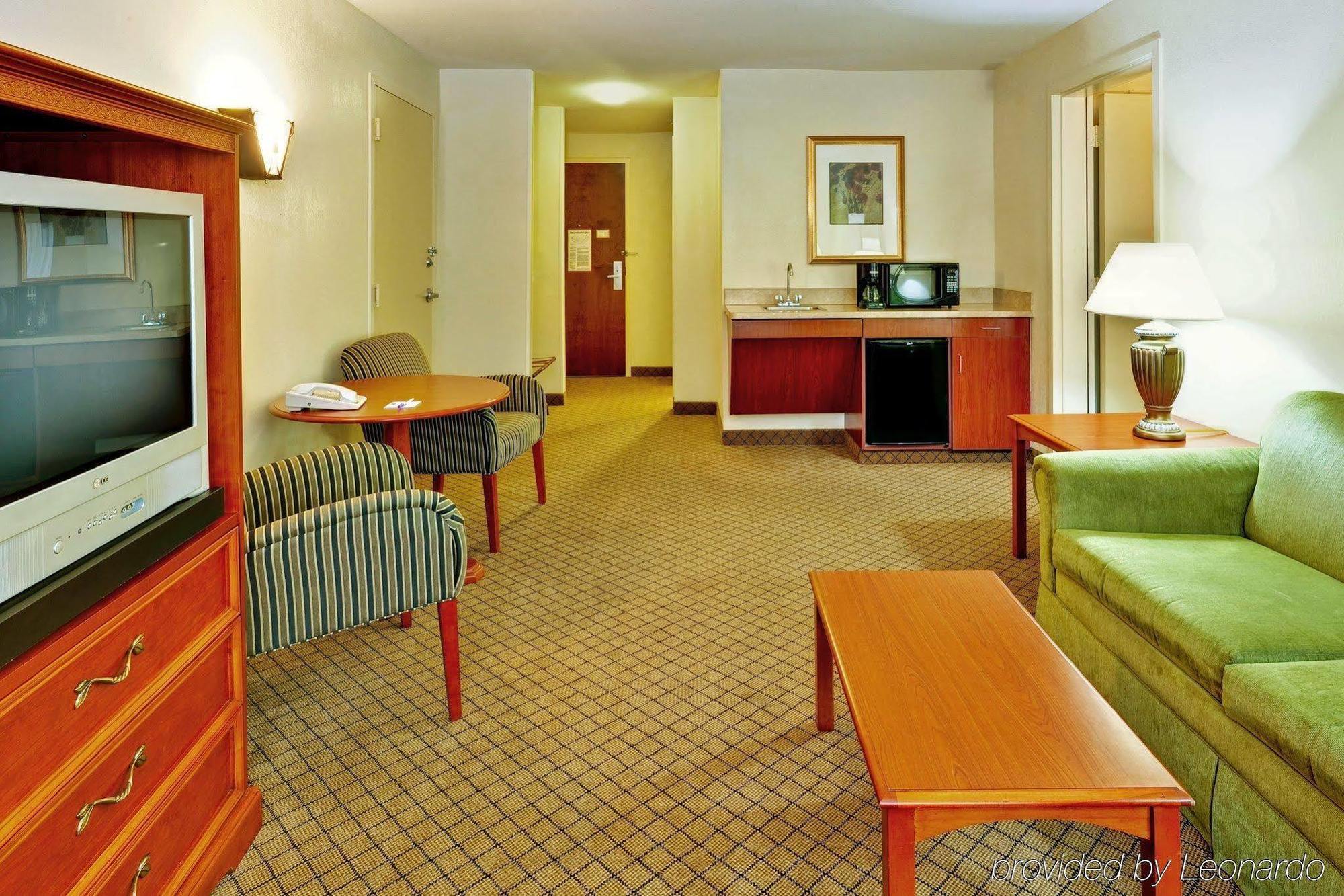 Holiday Inn Express Hotel & Suites Jackson - Flowood By Ihg Room photo